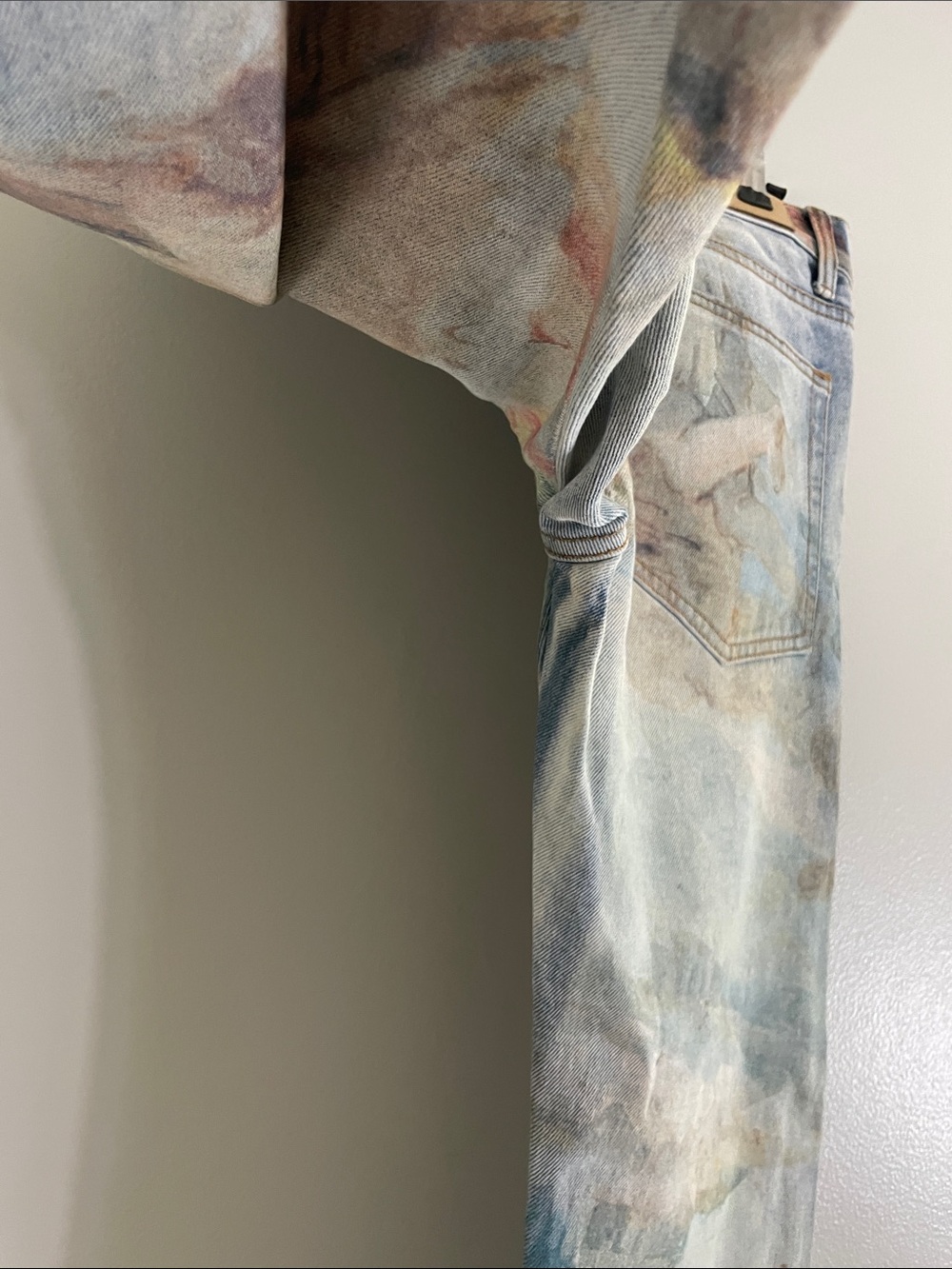MNML Men’s Painted-Print Slim Straight Jeans in Faded Blue and Cream - Picture 12 of 14